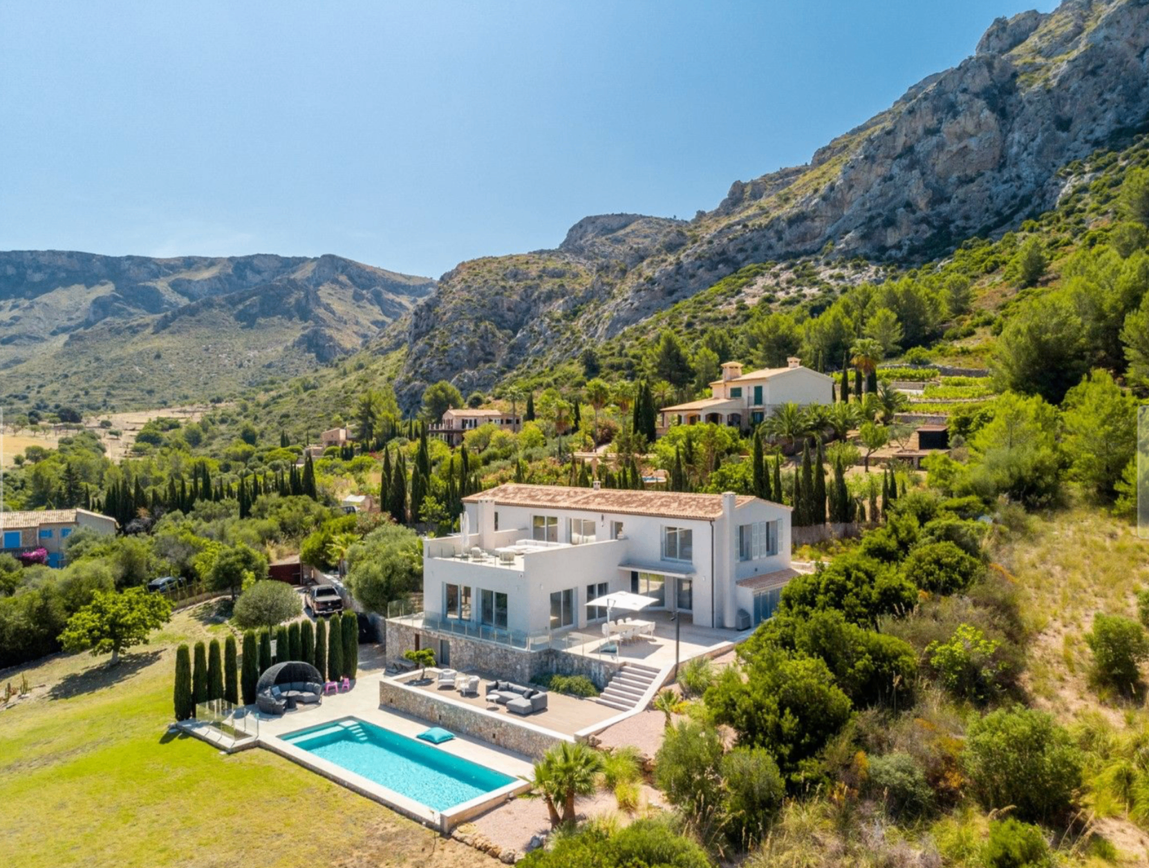 Mediterrane Villa auf Mallorca mit Pool und Bergpanorama